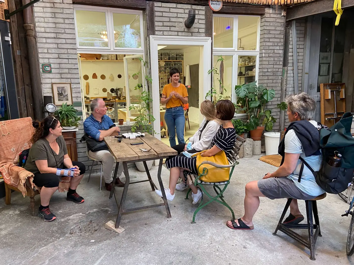 Pause im Innenhof während einer Tour