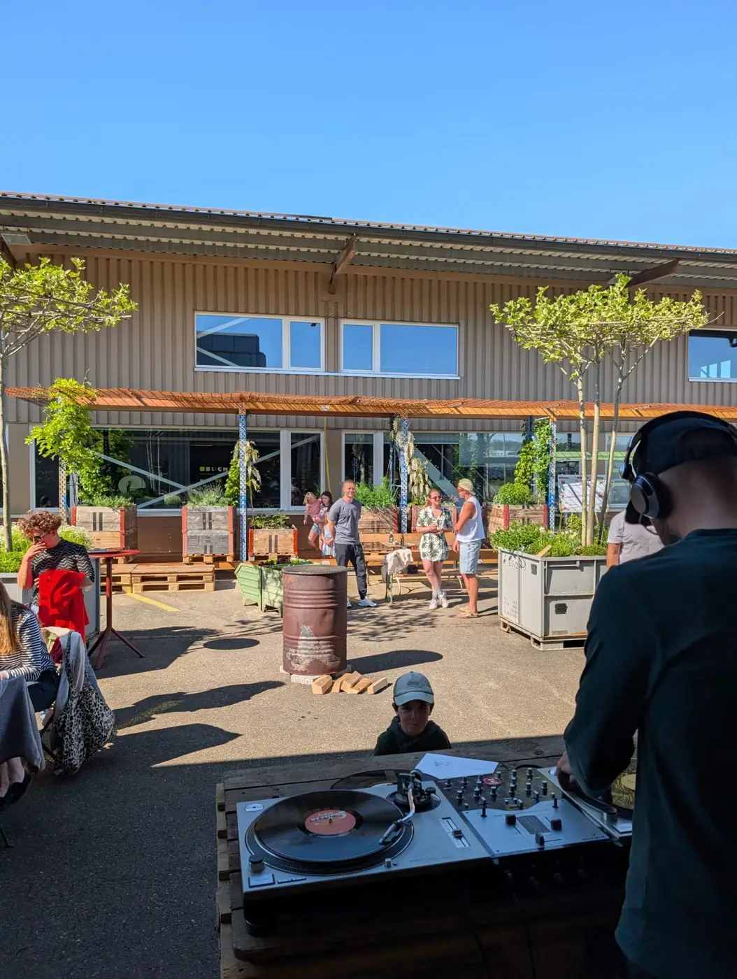 Musik vom Plattenteller im sonnigen Innenhof