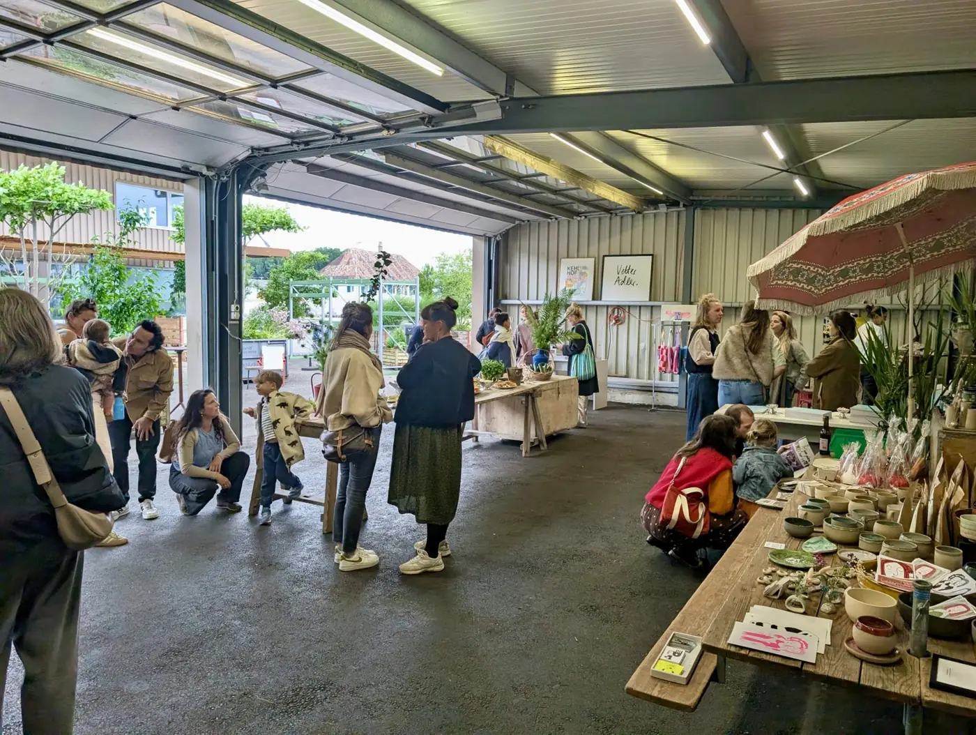 Volle Halle im Buchers Gärtli: Familien, Keramik und Drucke von Macherinnen aus der Region