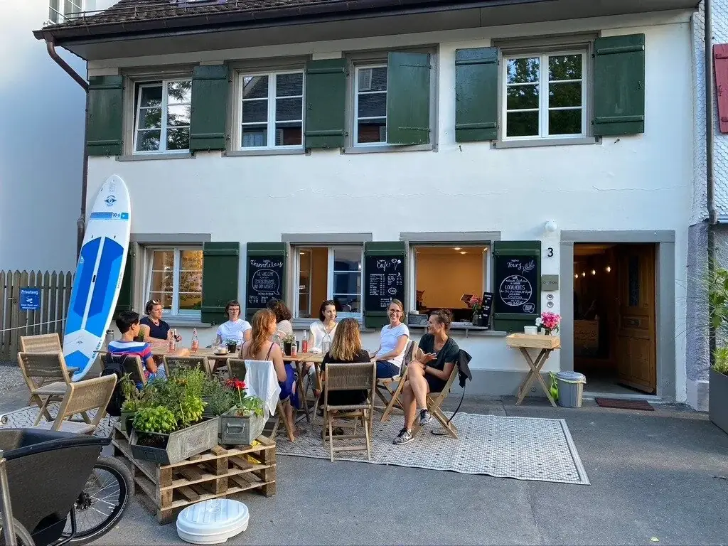 Das Begegnungshaus am Seerhein mit Gästen vor dem Café