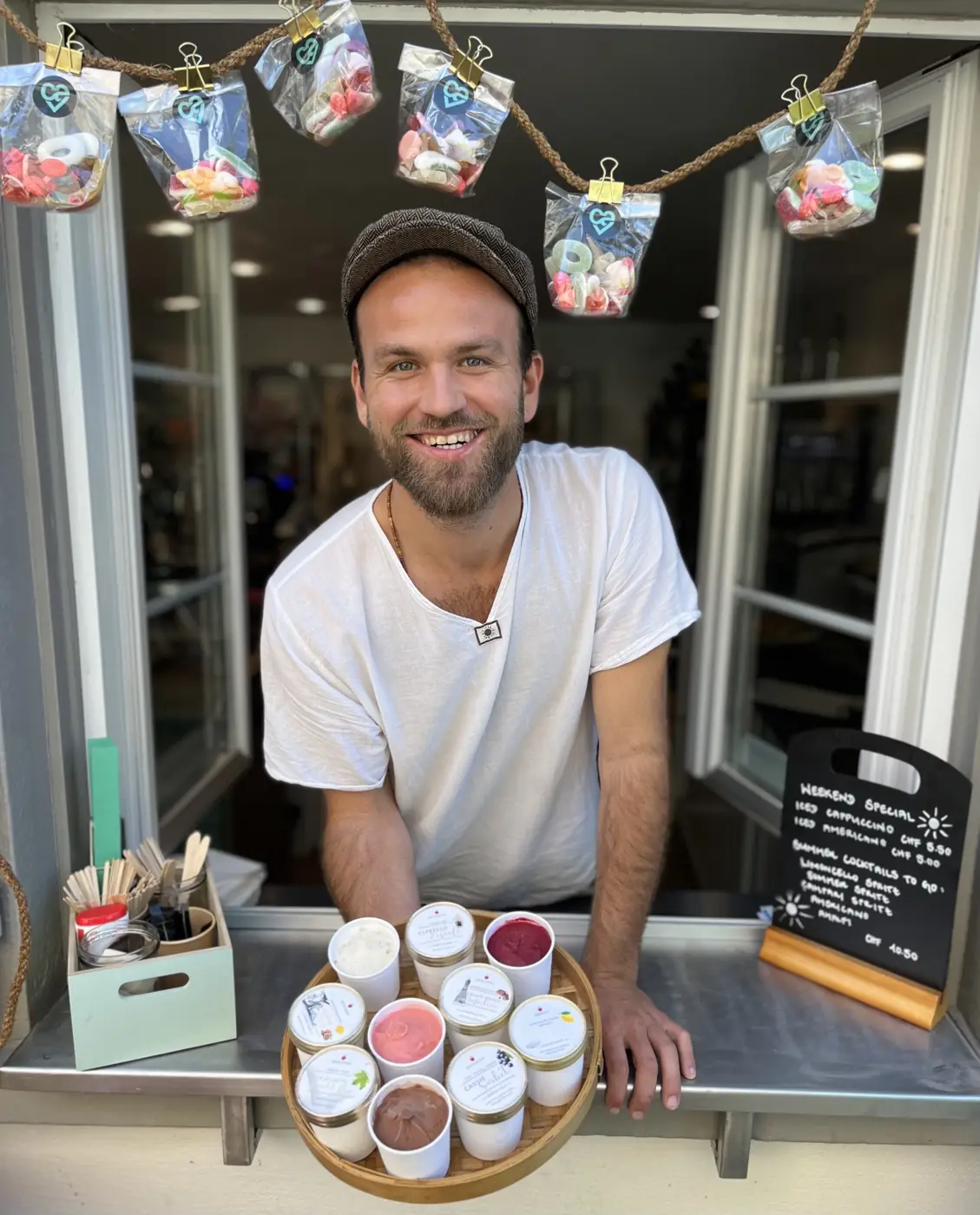 Glace aus der Region, über das Fenster gereicht