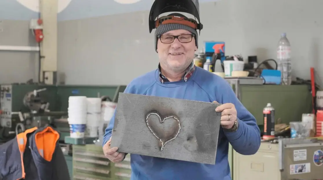 Kurt, unser local hero in der Schlosserei, mit einem geschweissten Herz