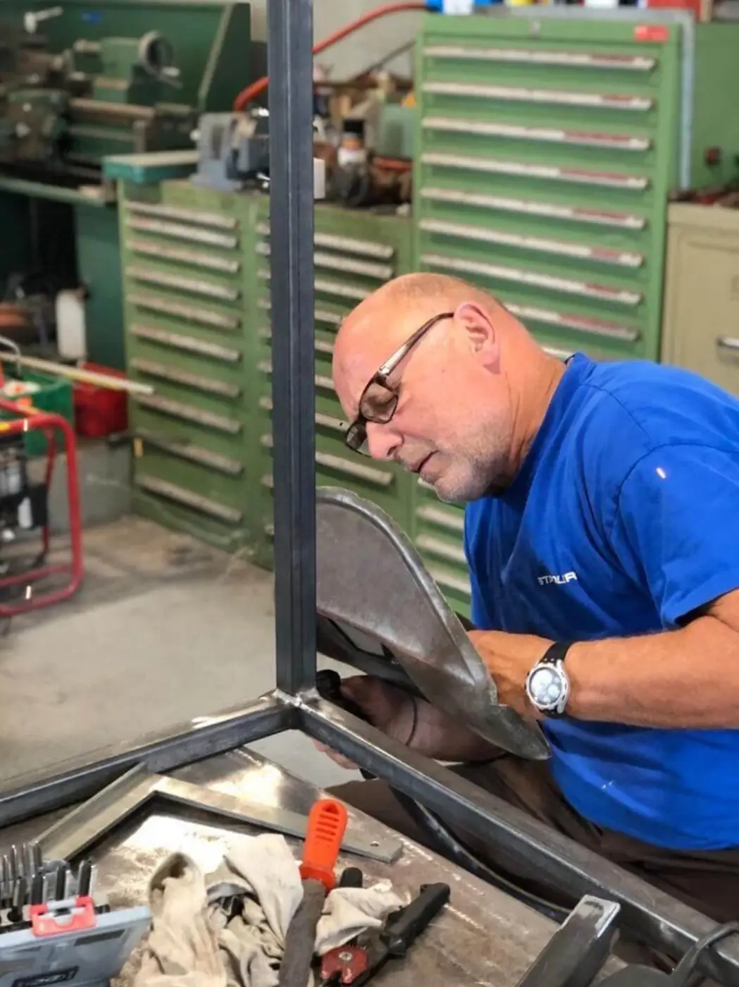 Kurt beim Schweissen in seiner Werkstatt