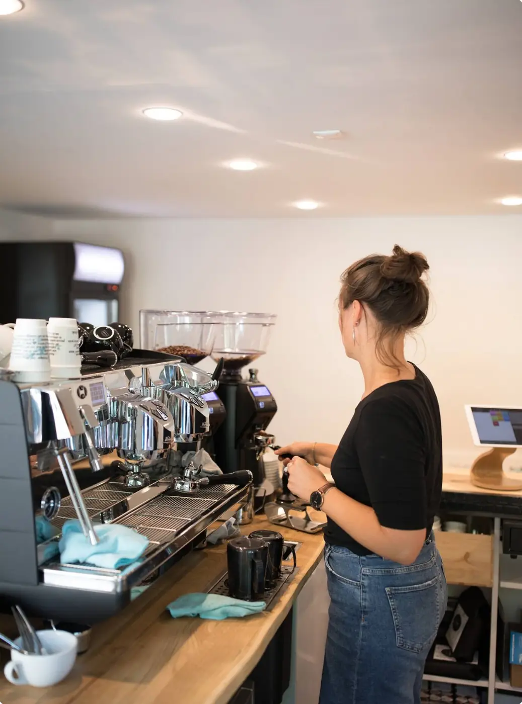 Carla an der Kaffeemaschine
