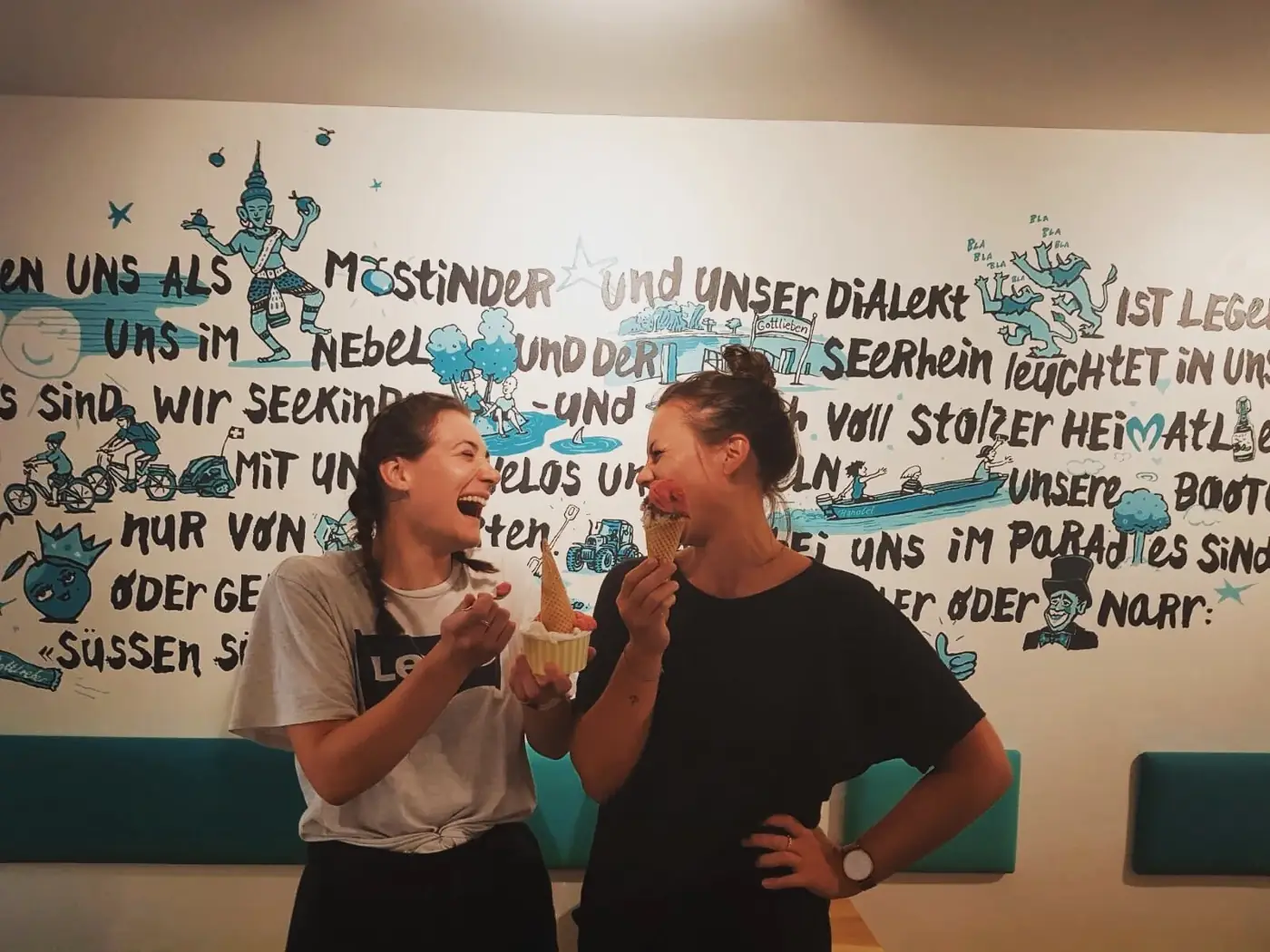 Glace vor dem Liebesbrief an den Bodensee an der Café-Wand