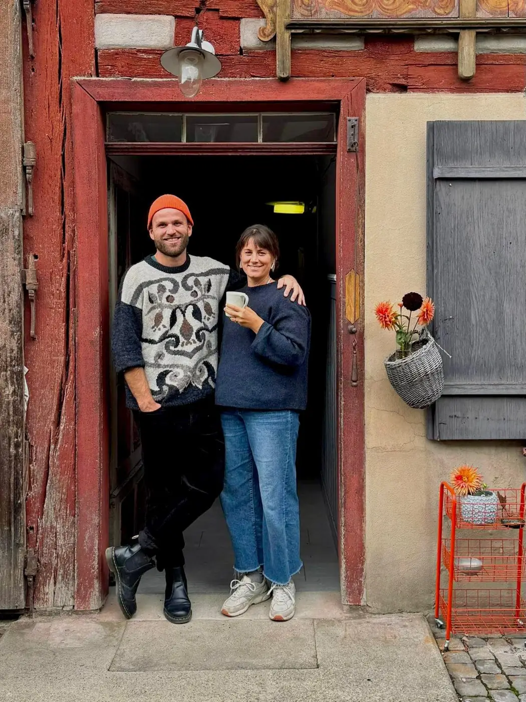 Joël Theubet und Carla Frauenfelder vor dem Kehlhof mit Tannengirlande