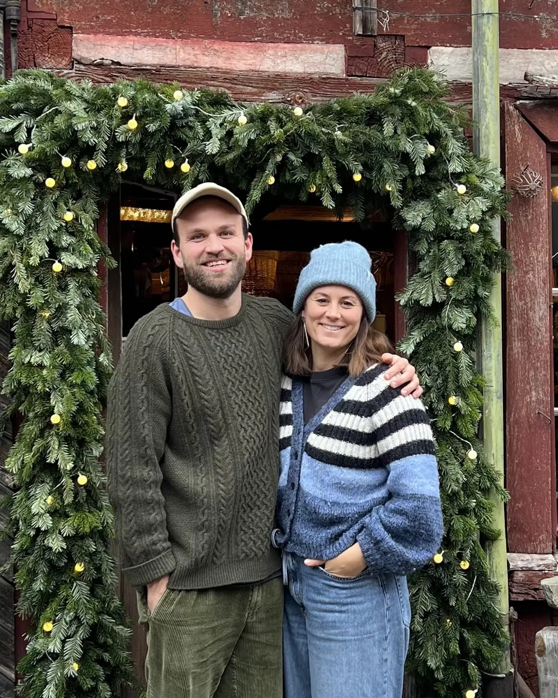 Joël Theubet und Carla Frauenfelder vor dem Kehlhof im Advent