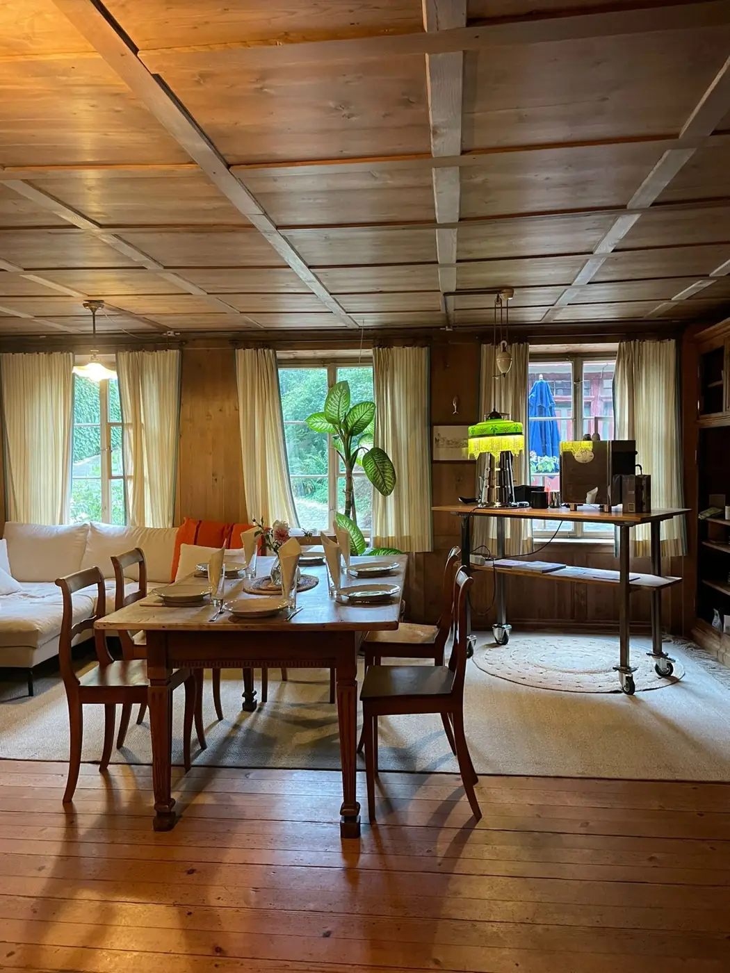 Die Stube mit Kaffeebar und langem Tisch